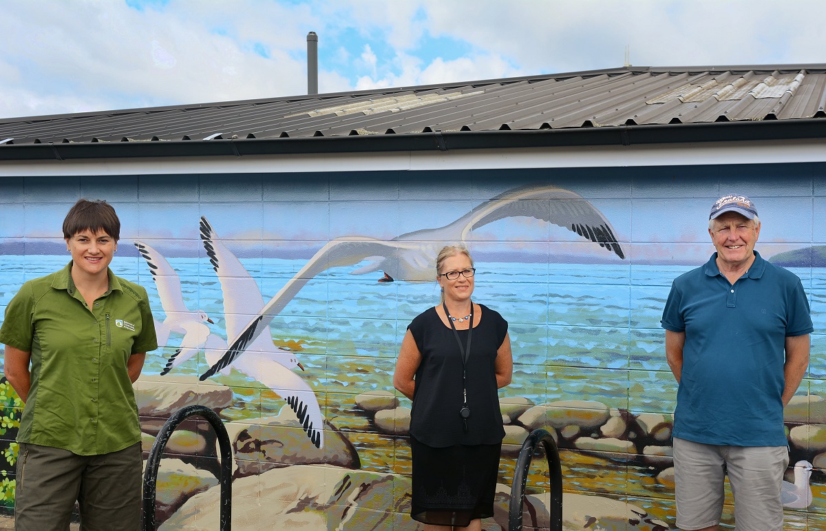 From left: Nina Manning of DOC, Tonia Absolom of Taupō District Council and artist Gary Bennett.